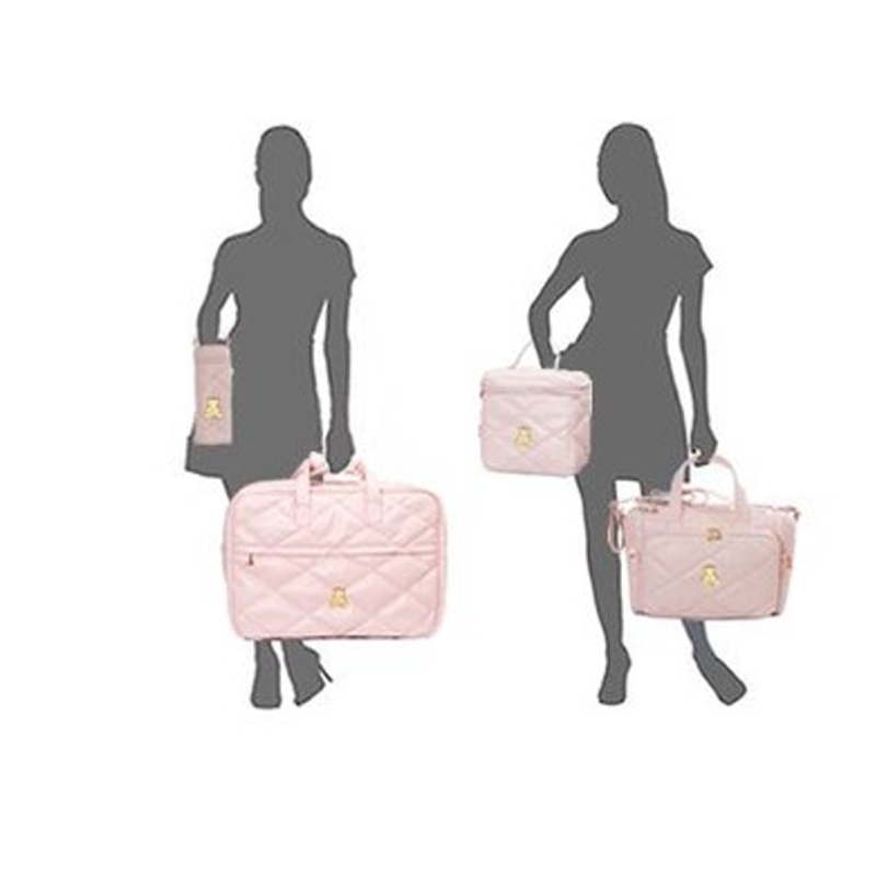 Silhuetas segurando as bolsas do kit maternidade em sintético rosa